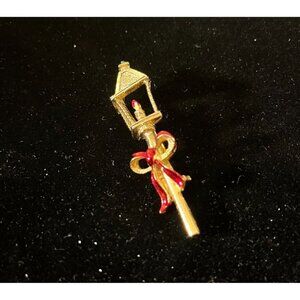Vintage Gerrys Gold Tone Street Lamp Post Pin Brooch Christmas Holiday Candle